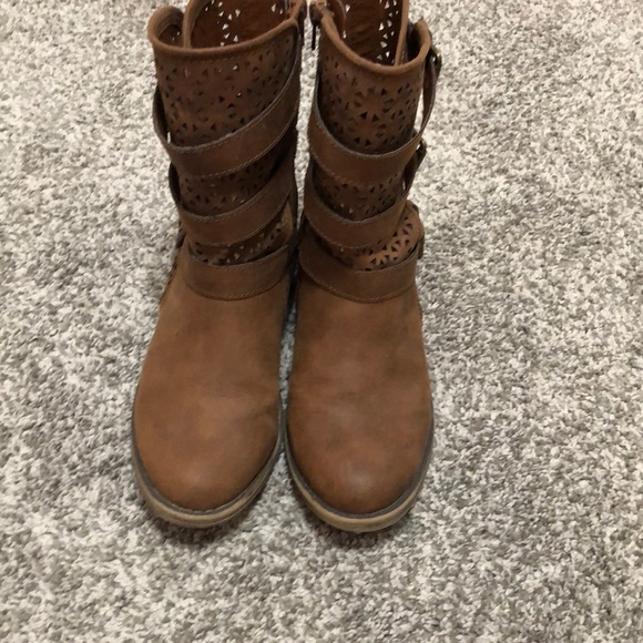 Boots - Picture 2 of 3